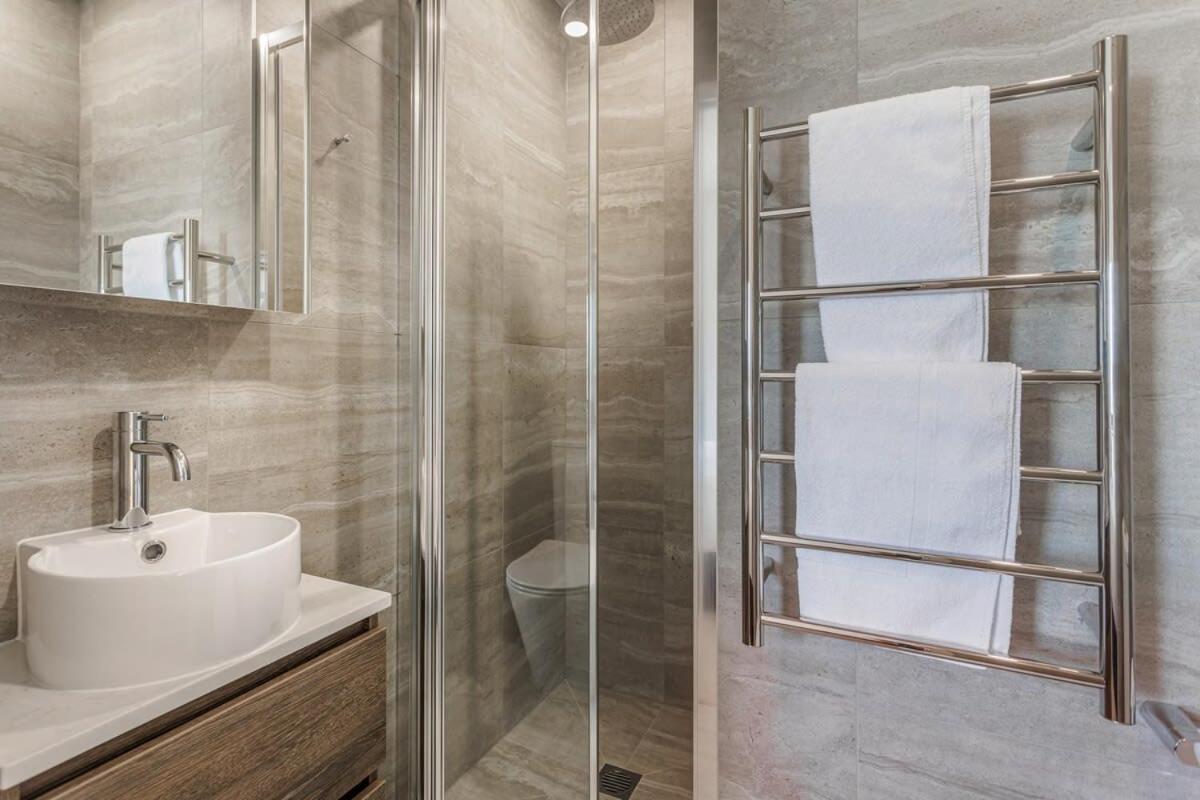Fresh & Sleek Grey Lynn Unit With Private Patio Apartment โอ๊คแลนด์ ภายนอก รูปภาพ